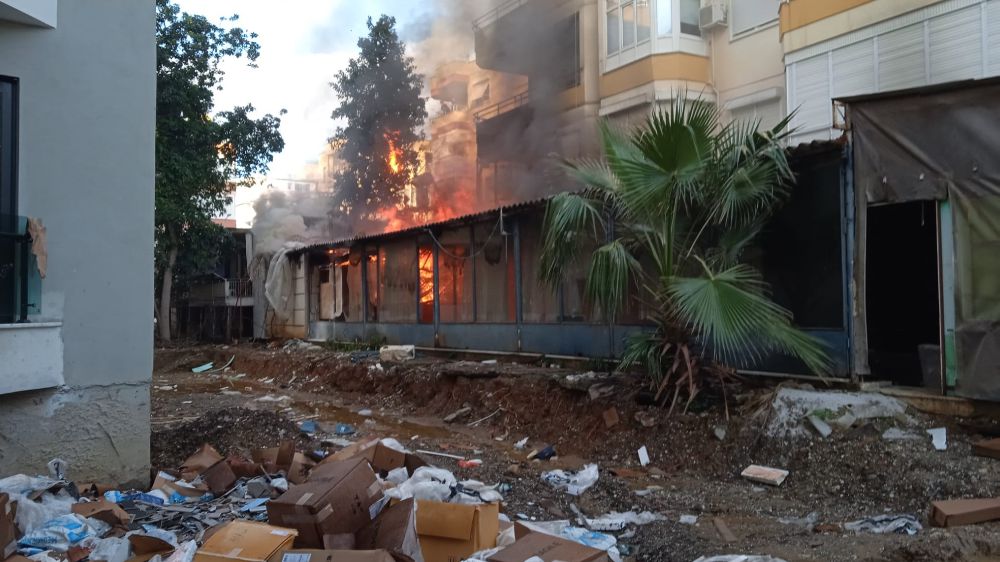 Alanya'da boş restoranda yangın çıktı, mahalleli isyan etti