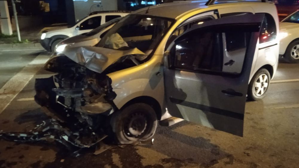 Alanya'da Kaza: Kırmızı Işıktaki Çarpışma, Araçları Hurdaya Çevirdi