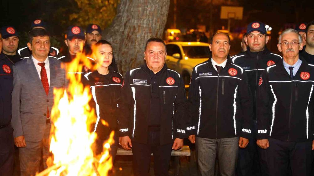 Antalya Belediye Başkanı Böcek yeni yıla itfaiye ekipleri ile birlikte girdi