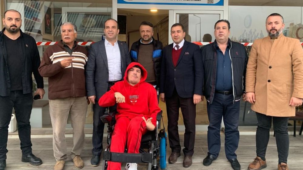 Antalya'da AK Parti akülü tekerlekli sandalye talebinde bulunan engelli gencin isteğini yerine getirdi