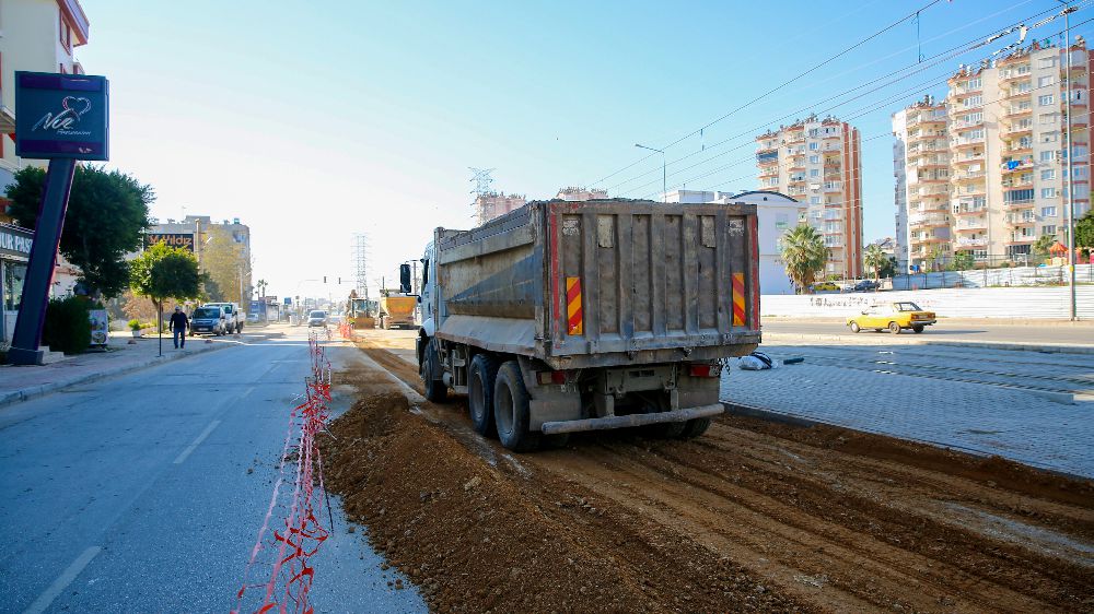 Antalya'da Altyapı Çalışmaları Devam Ediyor: Varsak'ta İçme Suyu Hattı Yenileniyor