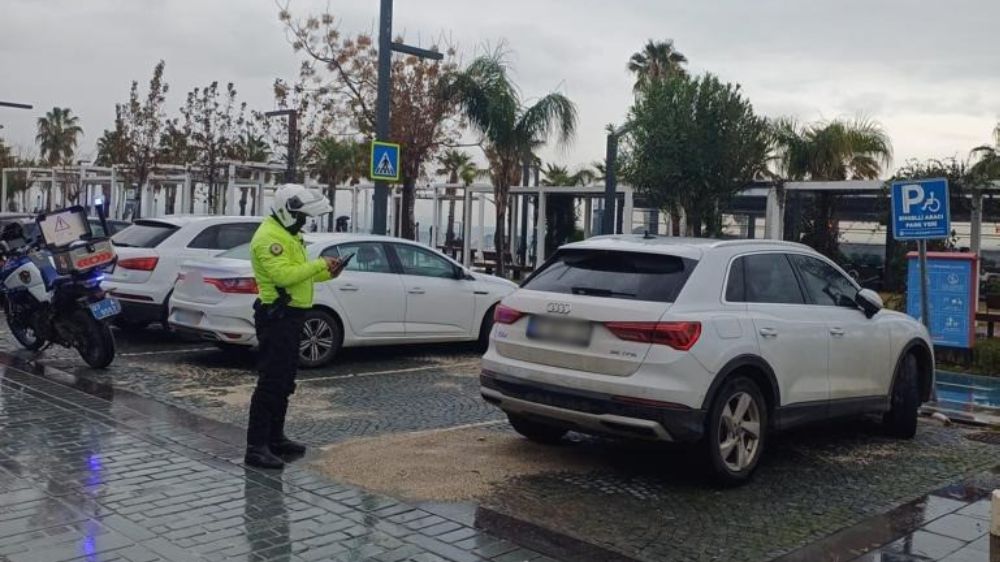 Antalya’da engelli park yerlerine park eden sürücülere cezalar yağdı 