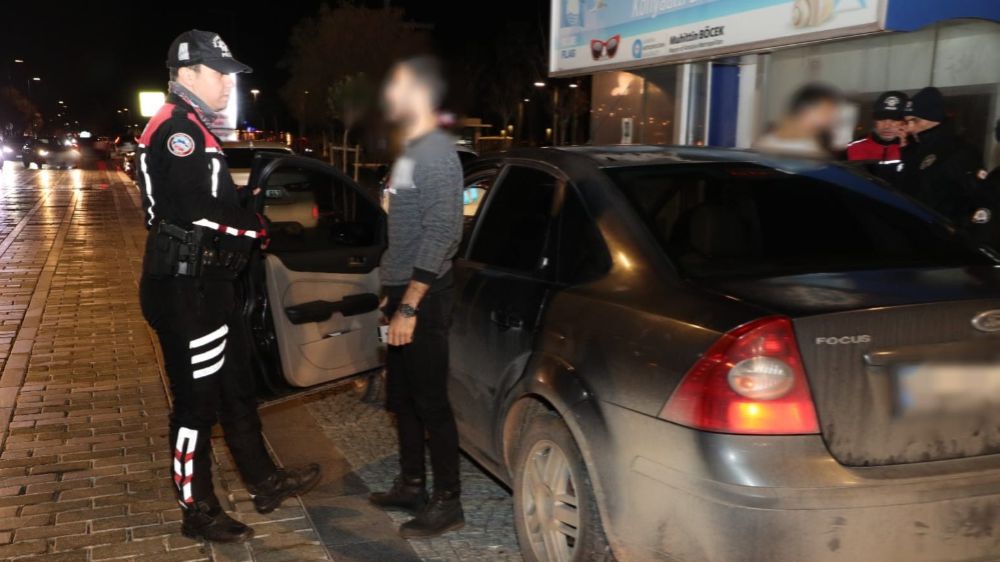 Antalya'da eş zamanlı uygulamada 23 aranan şahıs yakalanarak, 130 araca cezai işlem uygulandı