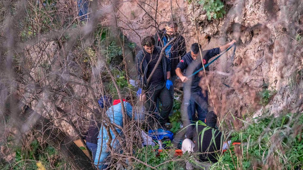 Antalya'da falezlerden düşen şahıs kayalık alanda mahsur kaldı
