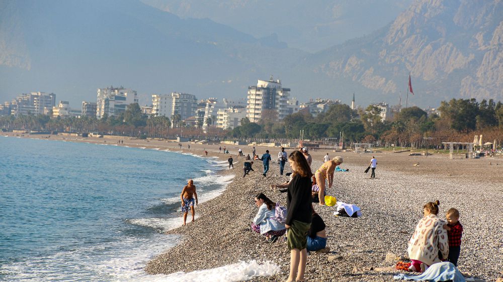 Antalya'da hava şartları vatandaşı denize koşturdu