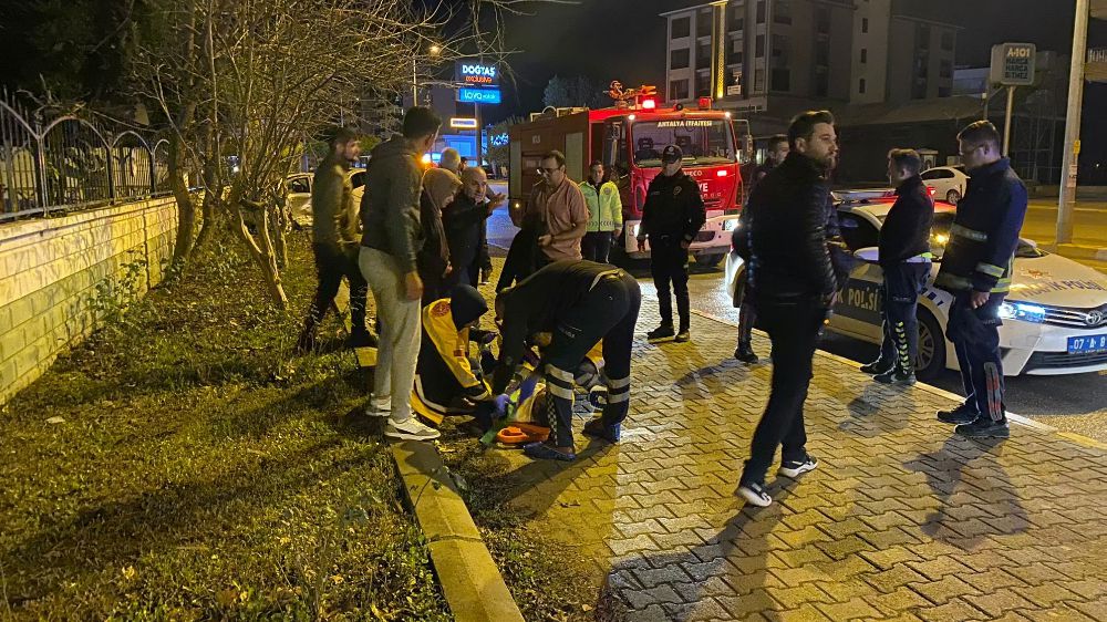 Antalya'da iki otomobil çarpıştı, ortalık karıştı