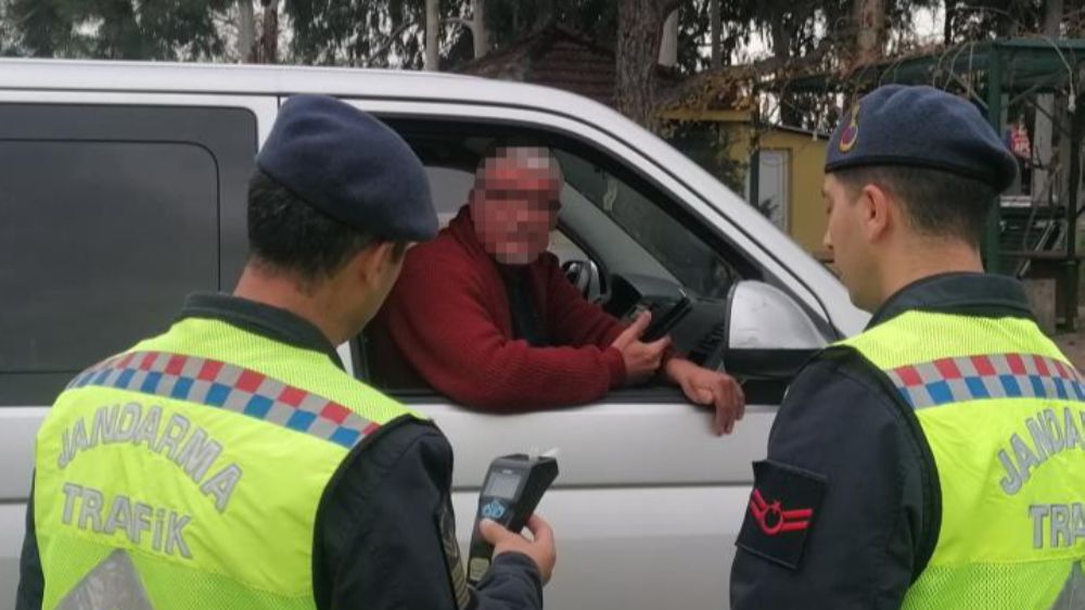 Antalya'da jandarma alkolmetreyi üfletmek için yarım saat dil döktü, üfleyince cezayı yedi