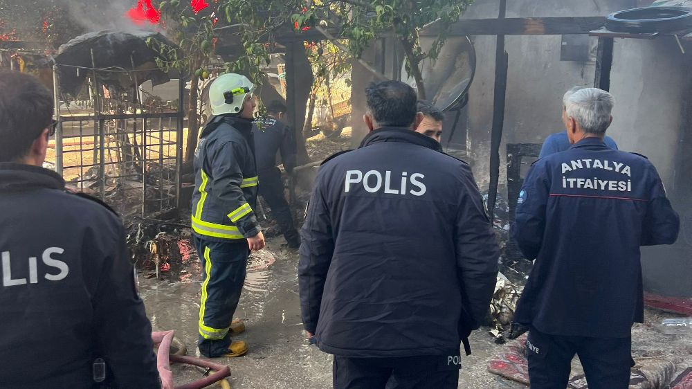 Antalya'da müstakil evde yangın, itfaiye ekipleri müdahale etti