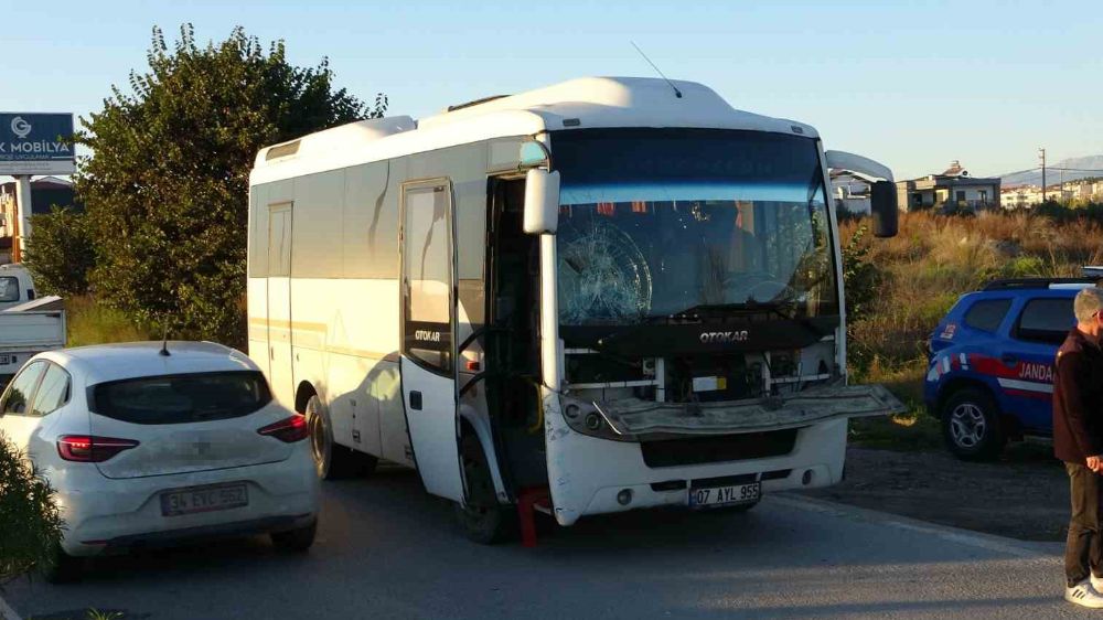 Antalya'da otel servisinin çarptığı bisikletli ağır yaralandı