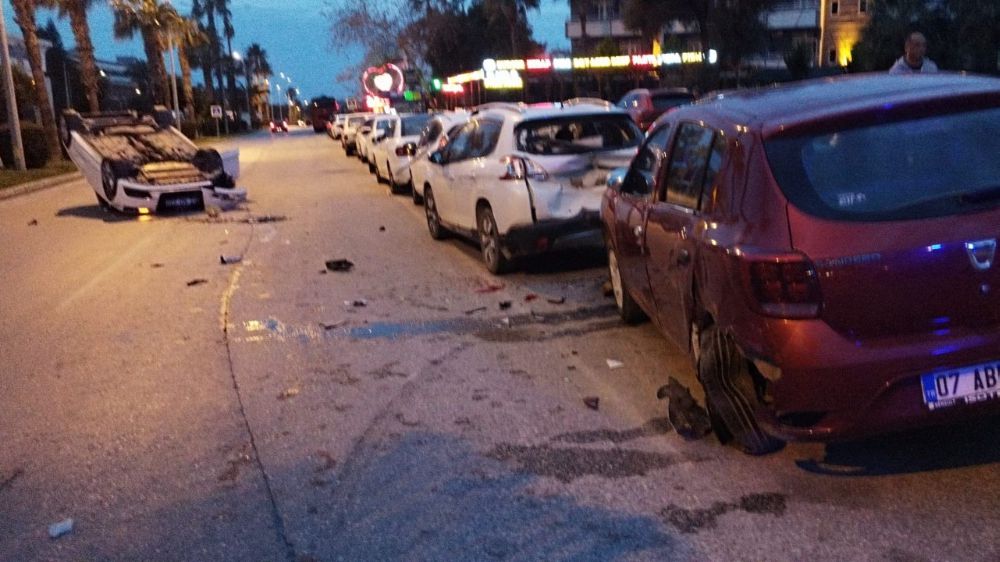 Antalya'da trafik kazası; sürücü olay yerinden kaçtı 