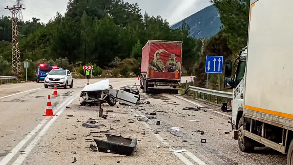 Antalya Finike'de feci trafik kazası; 1 ağır 2 yaralı 