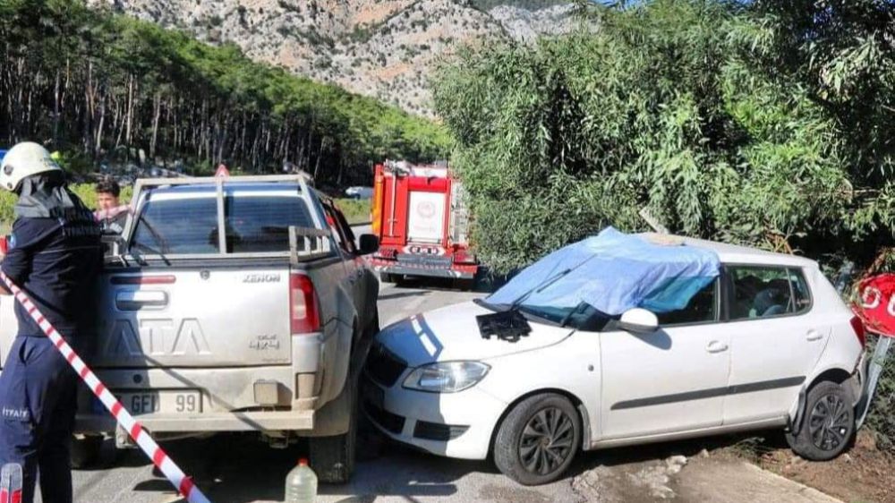 Antalya Kemer Yolunda Feci Kaza : 1 Ölü 3 Yaralı