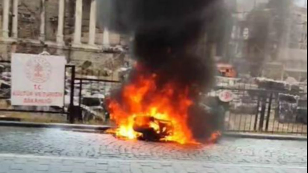 Antalya Manavgat'ta motosiklet devrildi, yangın çıktı