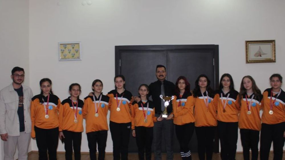 Antalya voleybol turnuvasında şampiyon olan İbradı Nefise Yılmaz İpek Orta okulu kız voleybol takımı ödüllendirdi.