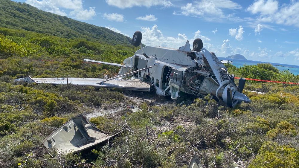 Avustralya’da küçük uçak sert iniş yaparak takla attı: 10 yaralı
