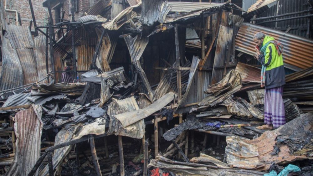  Bangladeş’te gece kondu mahallesinde büyük yangı 300 ev kül oldu