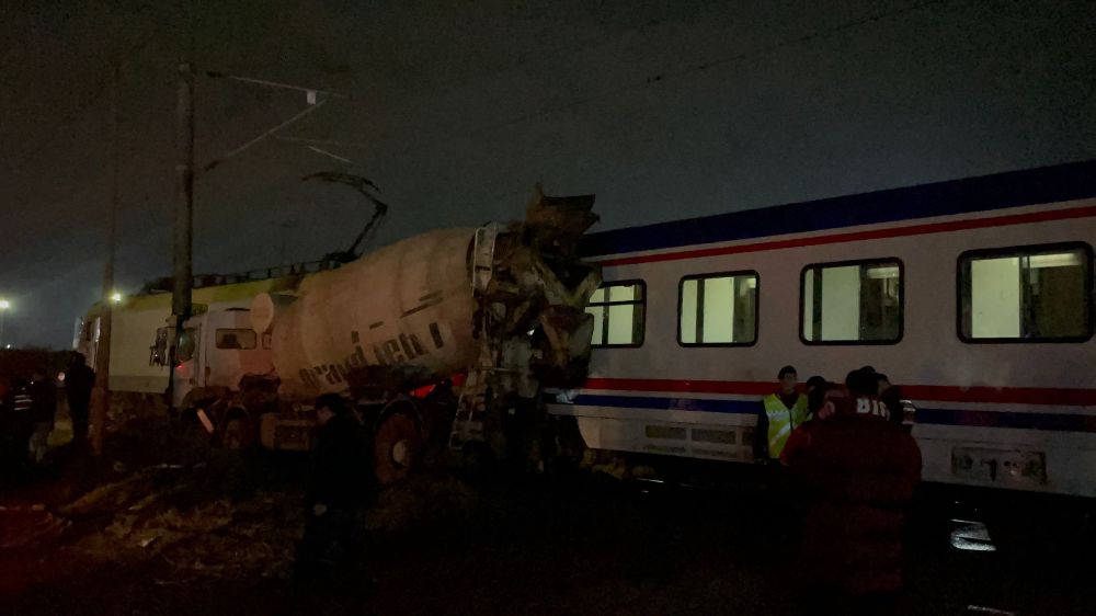 Beton mikser ile yolcu treni çarpıştı