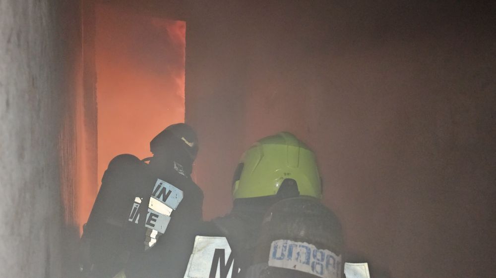 Bir evde yangın çıktı, itfaiye ekipleri olaya el attı