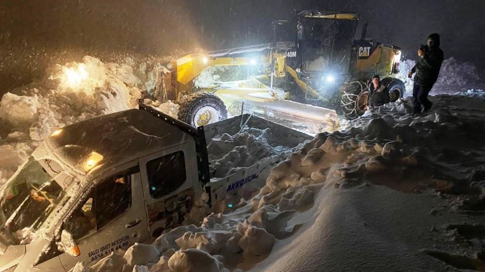 Bitlis'te karda mahsur kalan arıcılar 24 saat sonra kurtarıldı