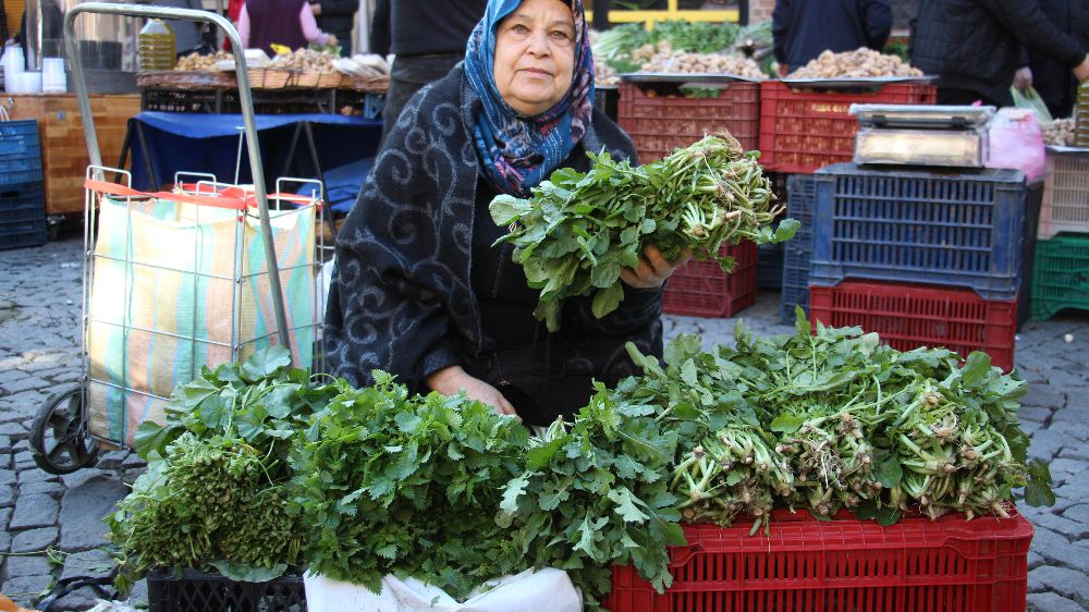 Bu otlar sadece bu pazarda bulunuyor, yoğun ilgi görüyor