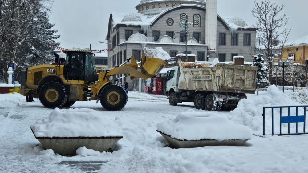 Bulanık’ta belediye ekipleri, vatandaşların karda mağdur olmaması için gece gündüz çalışıyor