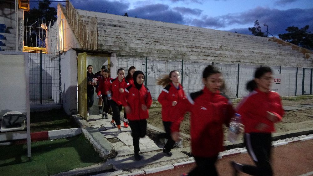 Burdur'da kadın futbolu için mücadele eden genç sporcular