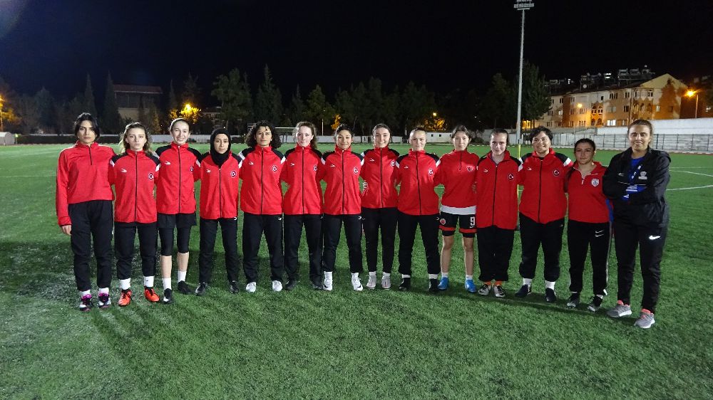 Burdur'da kadın futbolu için mücadele eden genç sporcular