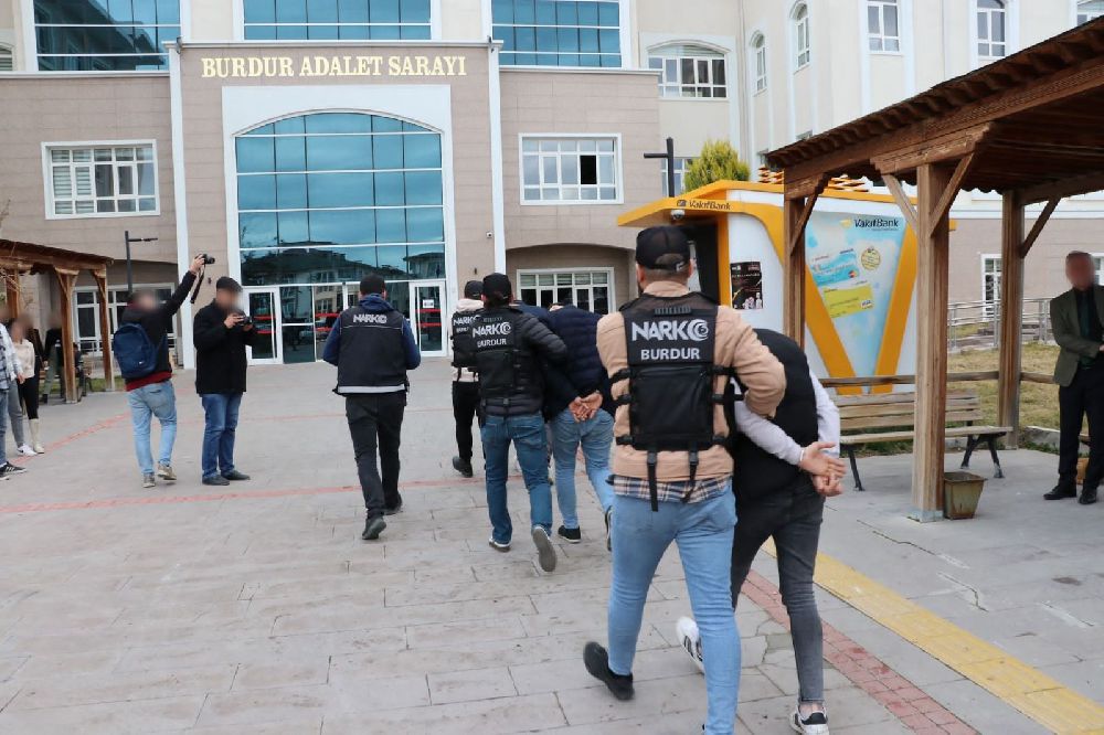 Burdur'da şüphelenilen araçlardaki 3 şahıs tutuklandı Bakın neler çıktı