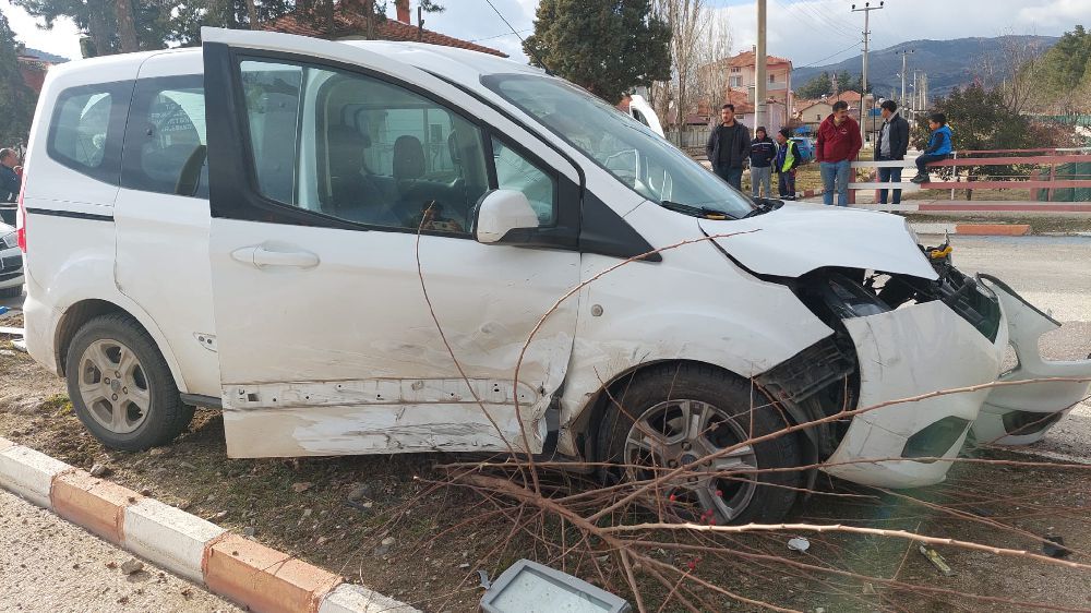 Burdur'da trafik kazası: Araçlar çarpıştı