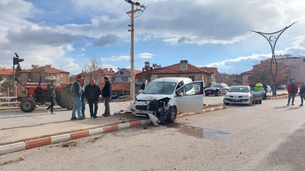 Burdur'da trafik kazası: Araçlar çarpıştı