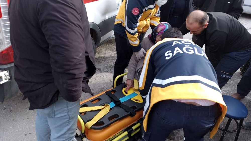 Burdur Salı Pazarında Kaza: Yaşlı Kadın, Çarpan Araç Sonucu Yaralandı