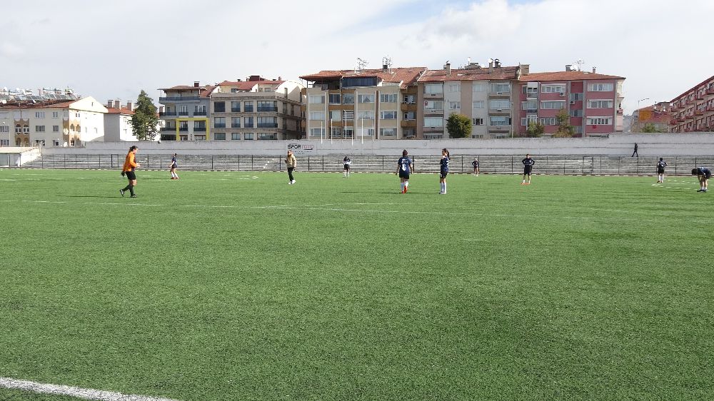 Burdur'un kadın futbol takımı, sahadan hükmen galip ayrıldı