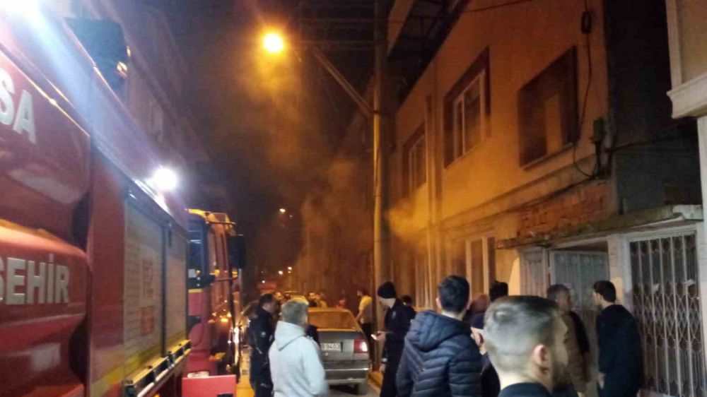 Bursa'da yangında mahsur kalan genci itfaiye ekipleri kurtardı 