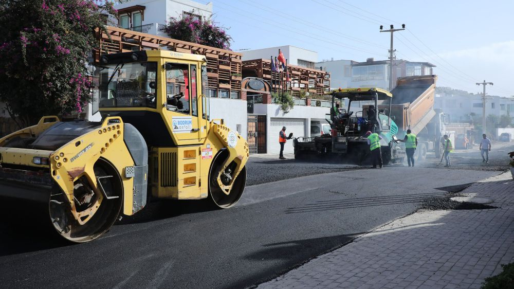 Büyükşehir Belediyesi Bodrum'a sıcak asfalt döşüyor