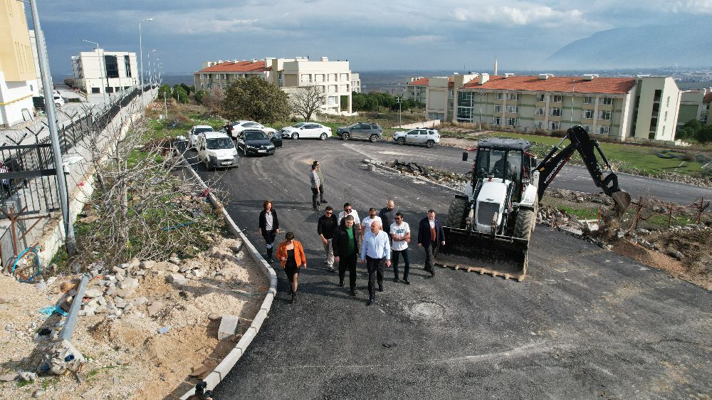 Büyükşehir Belediyesi  yurtlar bölgesinde sıcak asfalt döşüyor