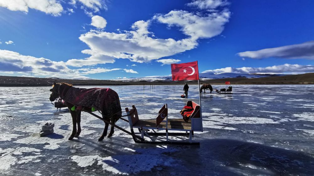 Buz Tutan Çıldır  Gölünde Atlı Kızaklar misafirlerini bekliyor