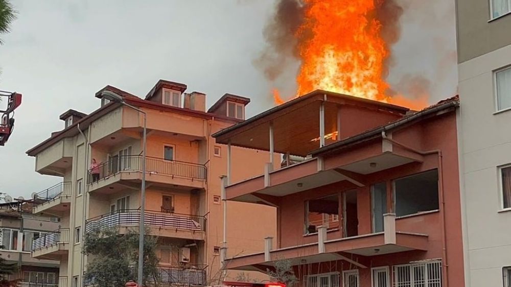  Denizli'de çatıda çıkan yangın paniğe neden oldu 