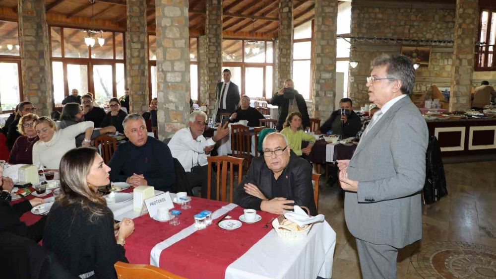 Edremit Belediye Başkanı Hasan Arslan, gazetecilerle bir araya geldi