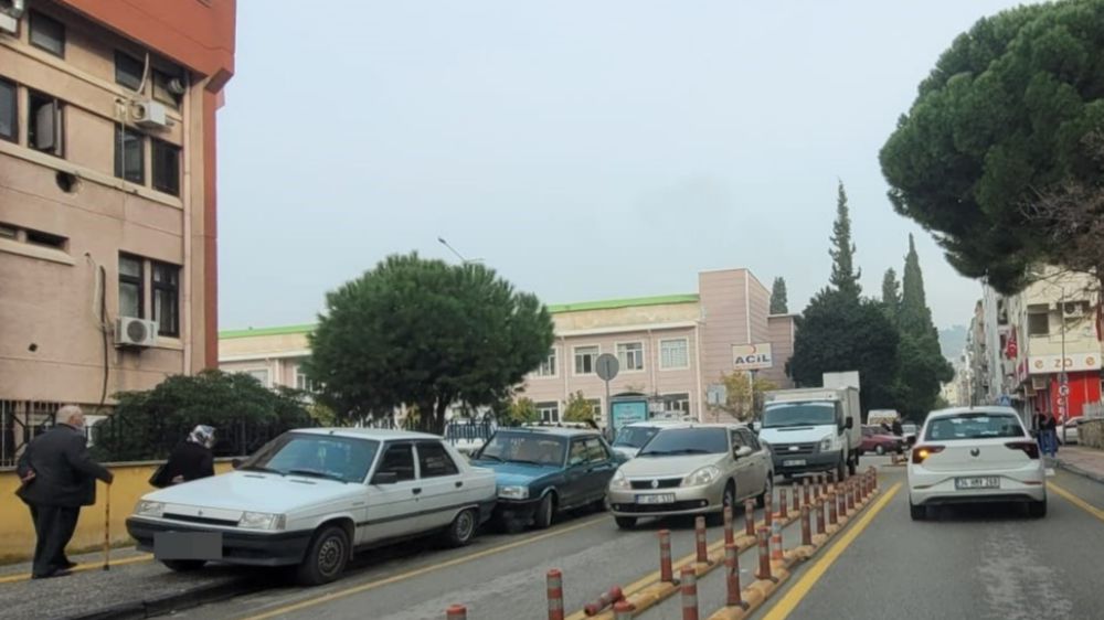 Efeler'de kurulan pazar trafik kuyruğu oluşturuyor