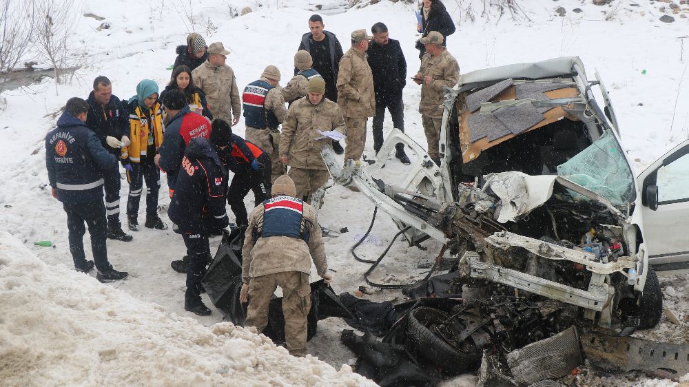 Erzincan’da feci kaza midibüs ile hafif ticari araç çarpıştı : 1 ölü, 6’ı asker 9 yaralı