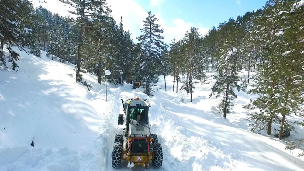 Erzincan’da köy yolları ve geçitlerde karla mücadele çalışmaları devam ediyor