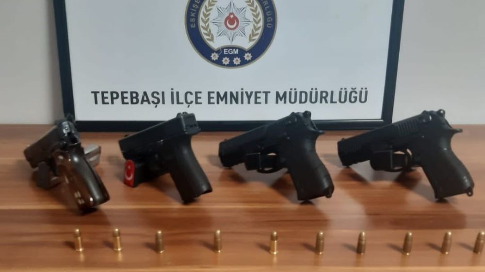 Eskişehir'de yakalanan şahsın evinde çok sayıda tabanca ve fişek bulundu