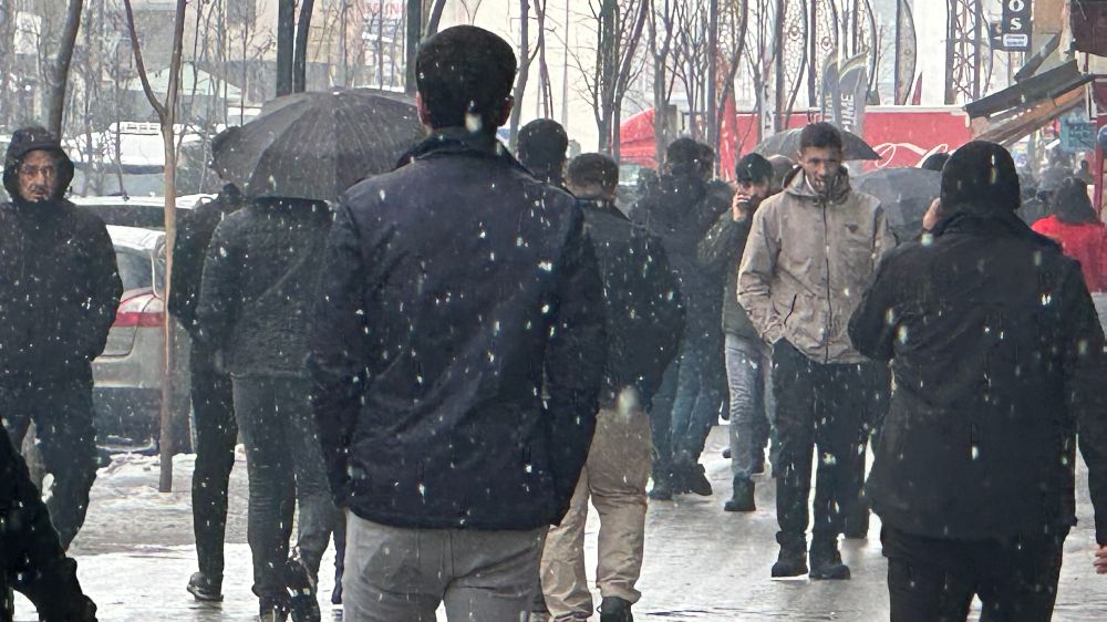 Hakkari'nin Yüksekova ilçesinde kar yağışı başladı 