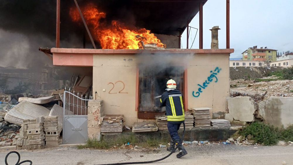 Hatay, Antakya'da Ev Yangını Paniği: İtfaiye Anında Söndürdü