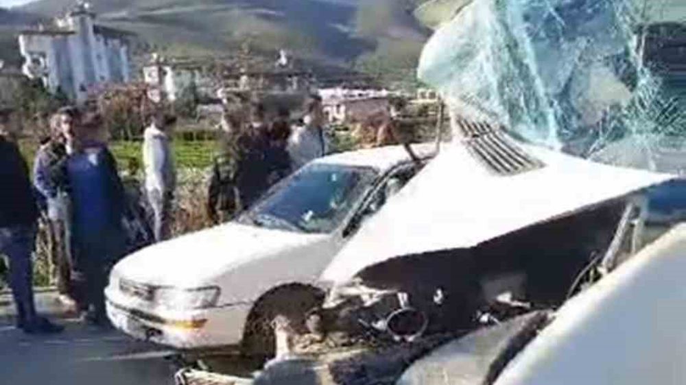 Hatay'da servis minibüsü ile tır çarpıştı: 12 kişi yaralandı