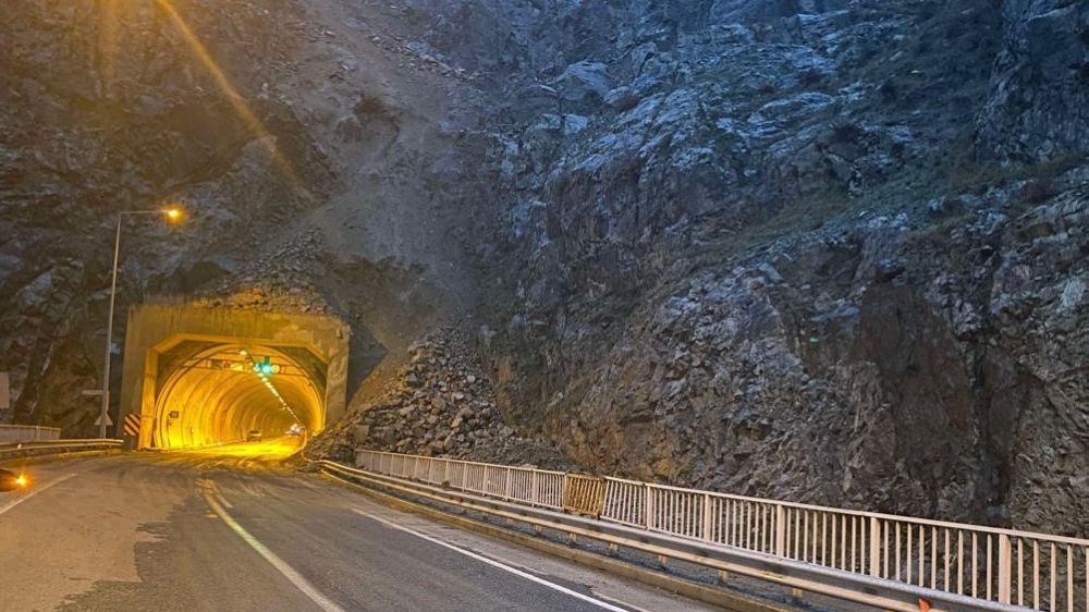 Heyelan nedeniyle kapanan Artvin-Erzurum ve Artvin-Ardahan karayolu çalışma sonucu açıldı