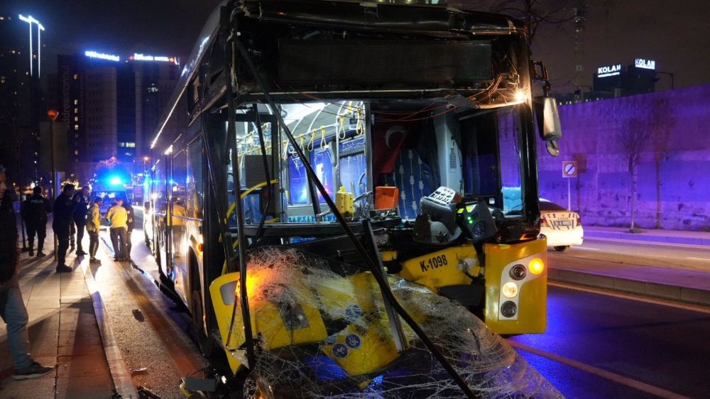 İstanbul Şişli’de İETT otobüsü park halindeki hafriyat kamyonuna çarptı: 9 yaralı