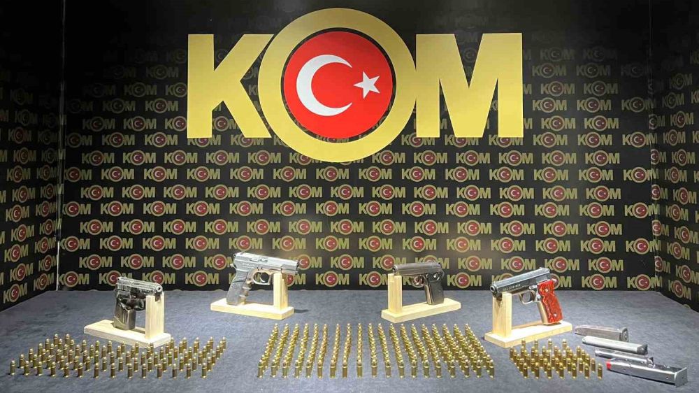 İzmir’de silah tacirlerine baskın; 3 gözaltı