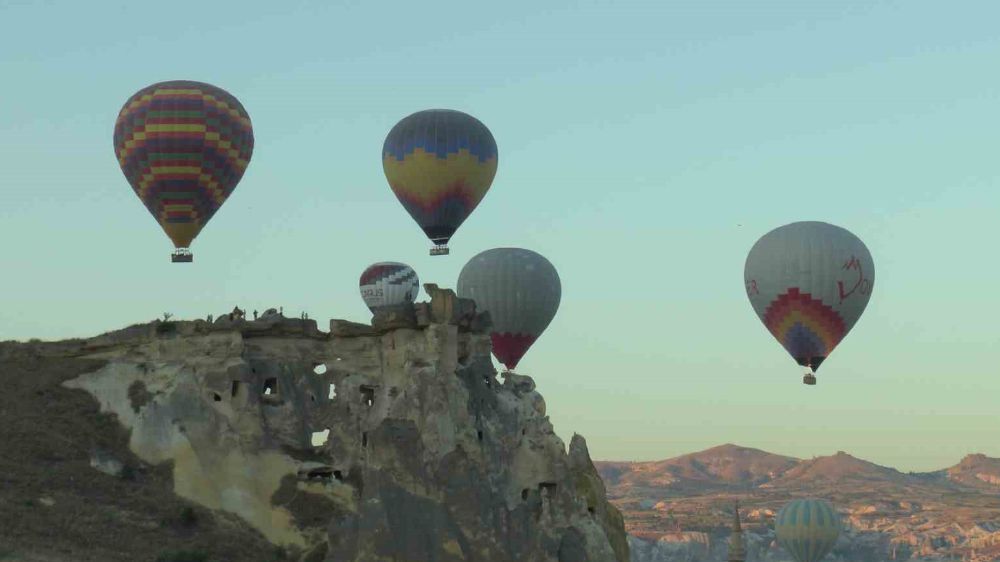Kapadokya’da yılın ilk gününde balonlardan görsel şölen 