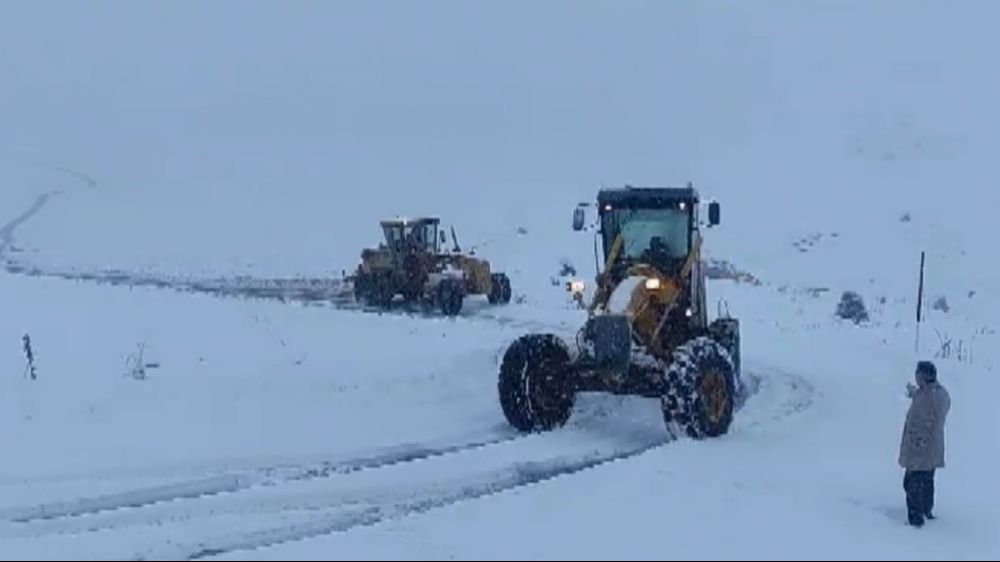 Kar yağdı, yollar kapandı, karla mücadele ekipleri çalışma başlattı